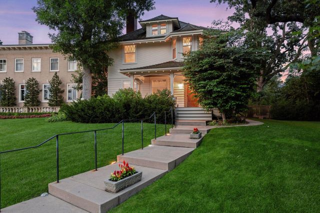 2225 E Lake Of The Isles Parkway, Minneapolis, MN 55405