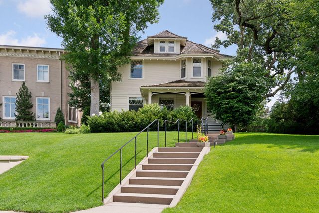2225 E Lake Of The Isles Parkway, Minneapolis, MN 55405