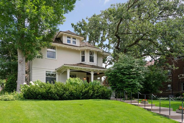 2225 E Lake Of The Isles Parkway, Minneapolis, MN 55405