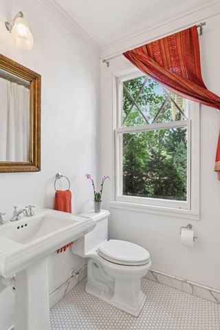 2225 E Lake Of The Isles Parkway, Minneapolis, MN 55405