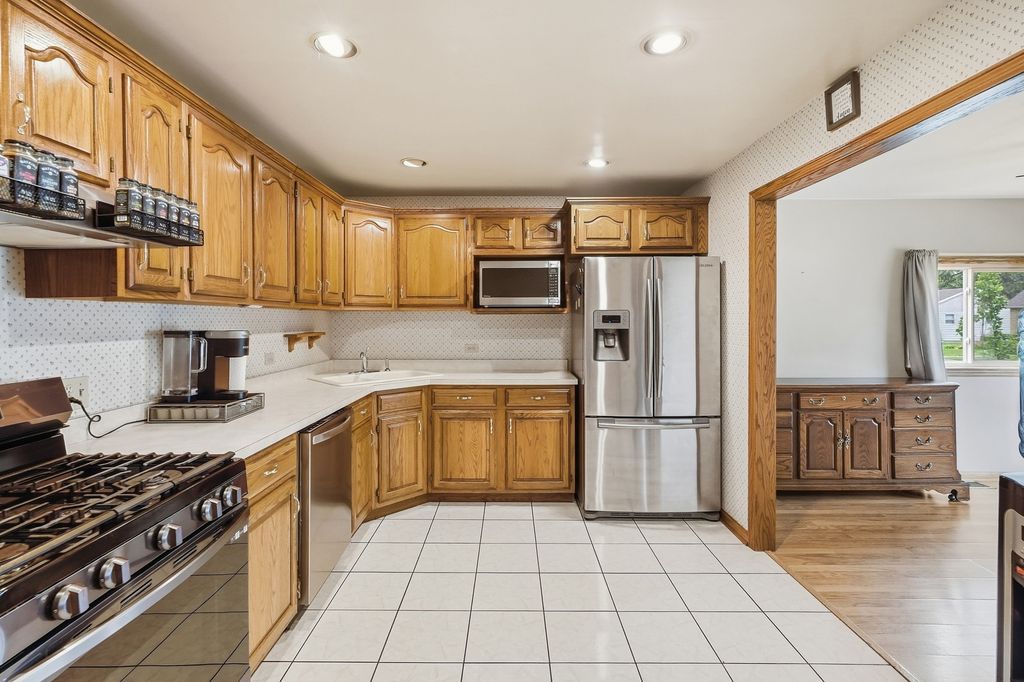 341 W Wood Avenue, Peotone, IL 60468 — photo 2