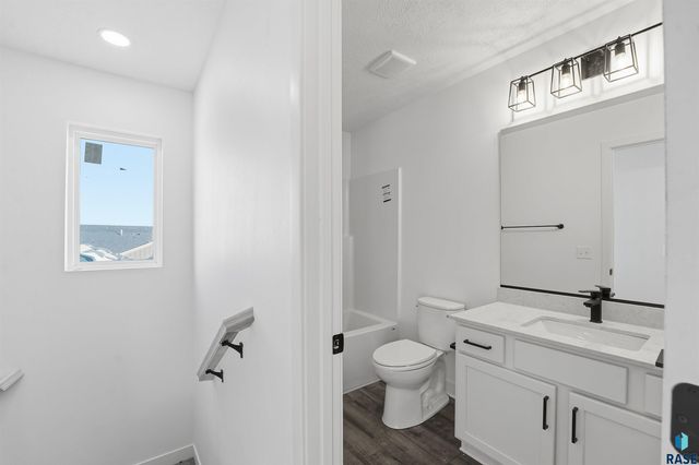 5935 S Whisper Creek Pl Place, Sioux Falls, SD 57108