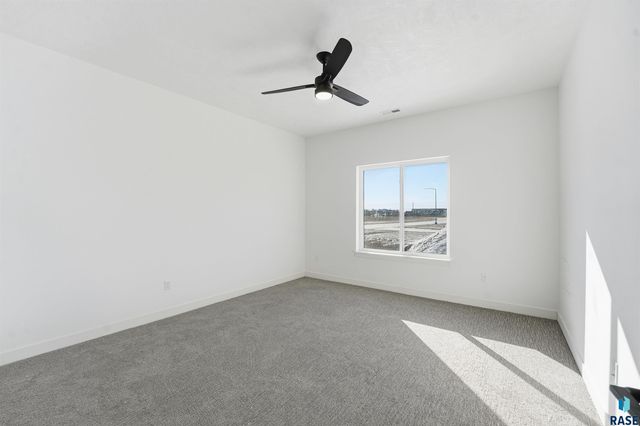 5935 S Whisper Creek Pl Place, Sioux Falls, SD 57108