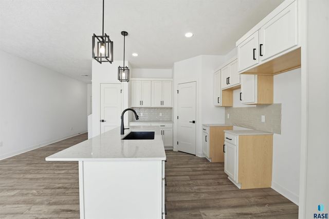 5935 S Whisper Creek Pl Place, Sioux Falls, SD 57108