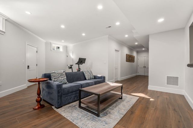 210 Evelyn 210, Newton, MA 02468