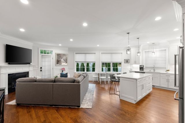 210 Evelyn 210, Newton, MA 02468