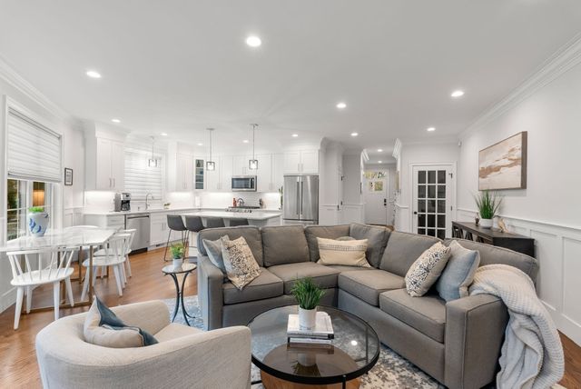 210 Evelyn 210, Newton, MA 02468