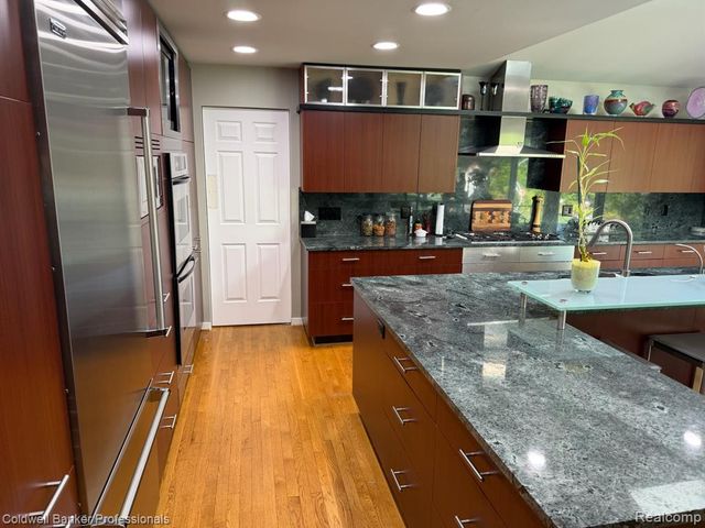 31925 Olde Franklin Drive, Farmington Hills, MI 48334
