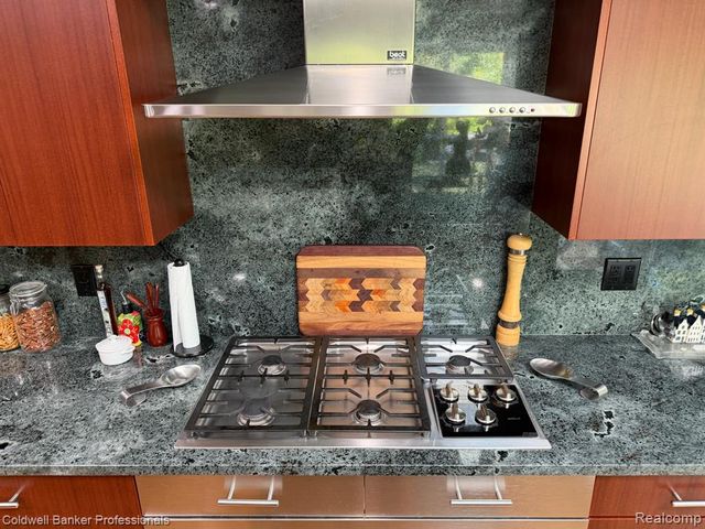 31925 Olde Franklin Drive, Farmington Hills, MI 48334