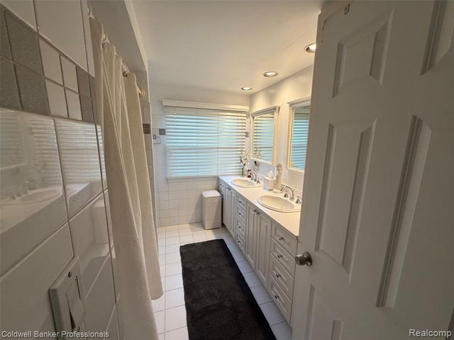 31925 Olde Franklin Drive, Farmington Hills, MI 48334
