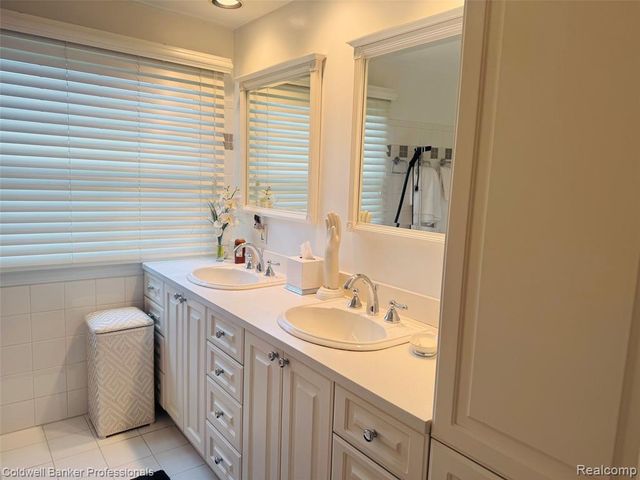 31925 Olde Franklin Drive, Farmington Hills, MI 48334