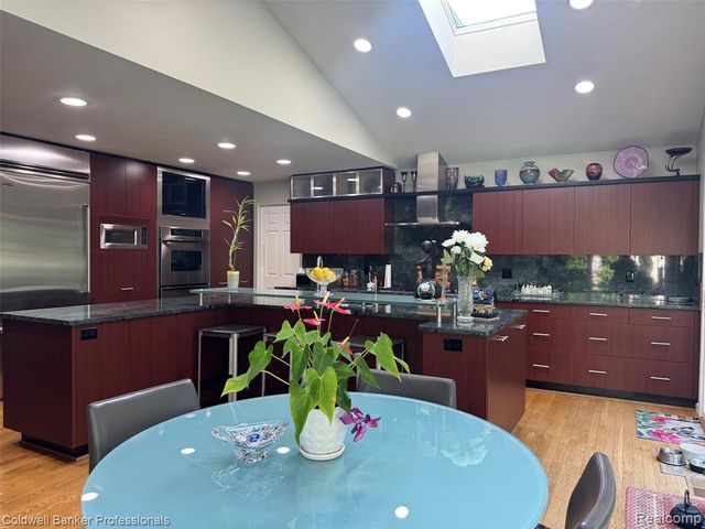 31925 Olde Franklin Drive, Farmington Hills, MI 48334