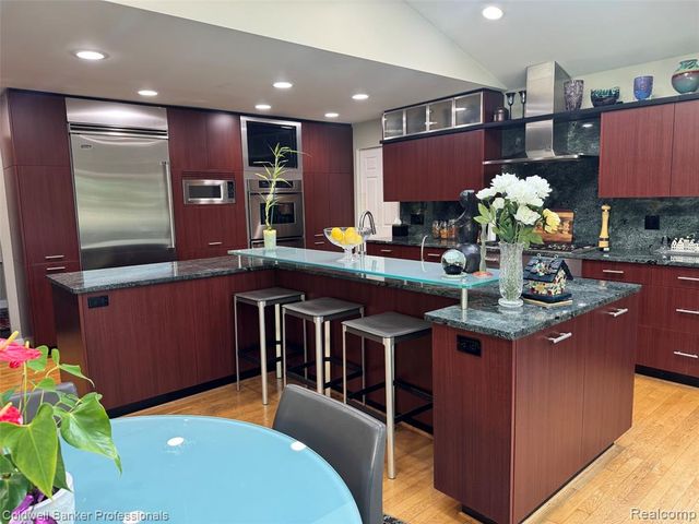 31925 Olde Franklin Drive, Farmington Hills, MI 48334