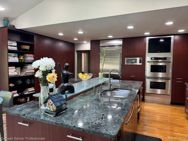 31925 Olde Franklin Drive, Farmington Hills, MI 48334