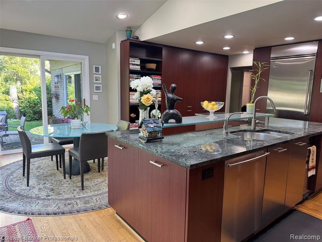 31925 Olde Franklin Drive, Farmington Hills, MI 48334