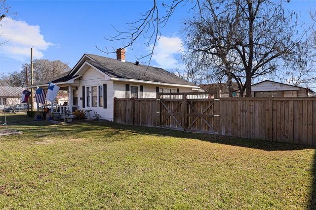 217 N Montgomery Street, Gilmer, TX 75644
