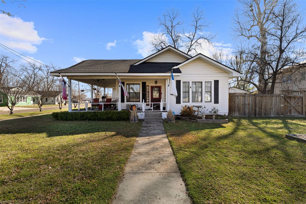 217 N Montgomery Street, Gilmer, TX 75644