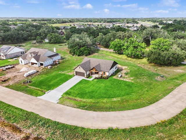 6 Cattle Dr, Bay City, TX 77414