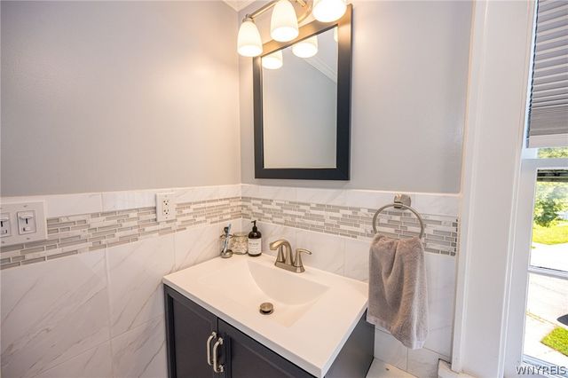 8 North Drive, Buffalo, NY 14216