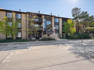 6177 KNOLL WOOD Road 302, Willowbrook, IL 60527