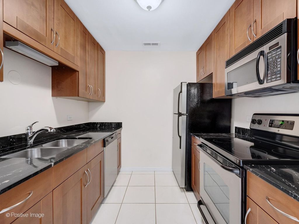 6177 KNOLL WOOD Road 302, Willowbrook, IL 60527 — photo 3