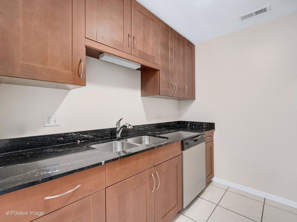 6177 KNOLL WOOD Road 302, Willowbrook, IL 60527 — photo 4