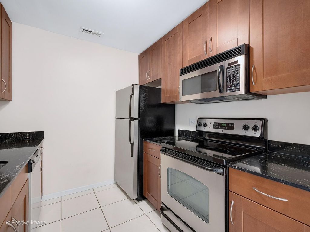 6177 KNOLL WOOD Road 302, Willowbrook, IL 60527 — photo 5