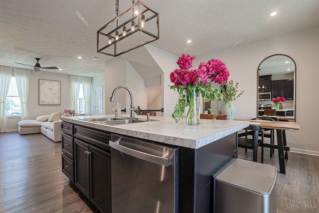 25 Wentworth Lane, Deer Park, OH 45236