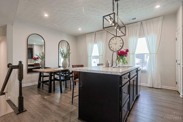 25 Wentworth Lane, Deer Park, OH 45236
