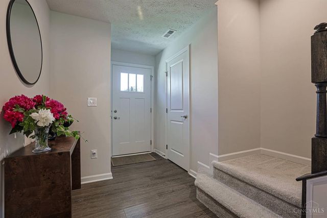 25 Wentworth Lane, Deer Park, OH 45236