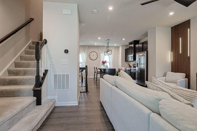 25 Wentworth Lane, Deer Park, OH 45236