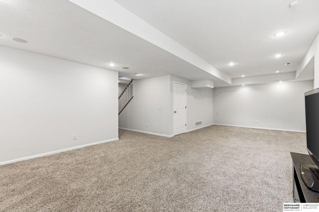 17252 Madison Street, Omaha, NE 68135