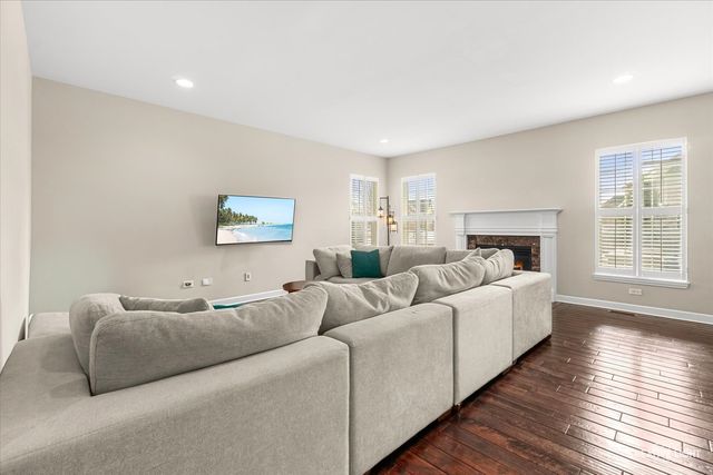 200 Redding Court, Oswego, IL 60543