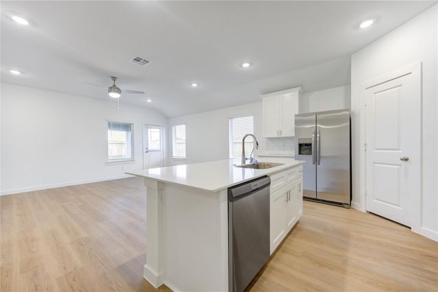1502 Splashing Wave, Iowa Colony, TX 77583