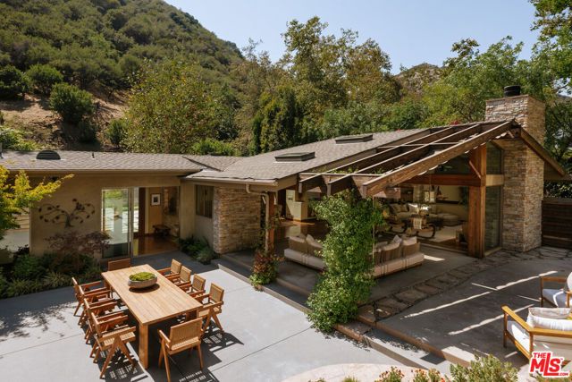 2618 Mandeville Canyon Road, Los Angeles, CA 90049