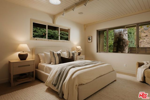 2618 Mandeville Canyon Road, Los Angeles, CA 90049