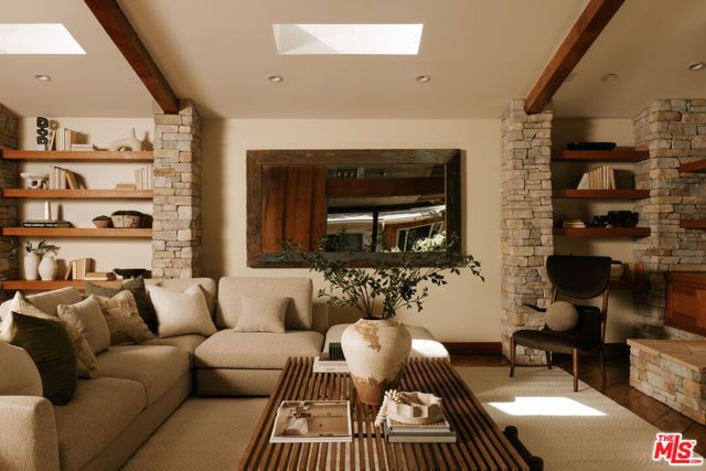 2618 Mandeville Canyon Road, Los Angeles, CA 90049