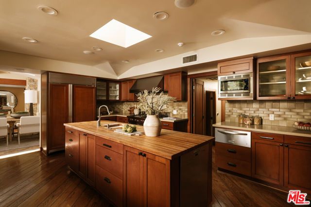 2618 Mandeville Canyon Road, Los Angeles, CA 90049