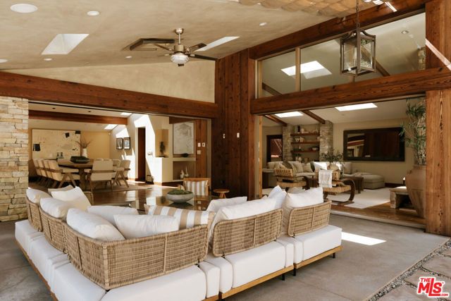 2618 Mandeville Canyon Road, Los Angeles, CA 90049