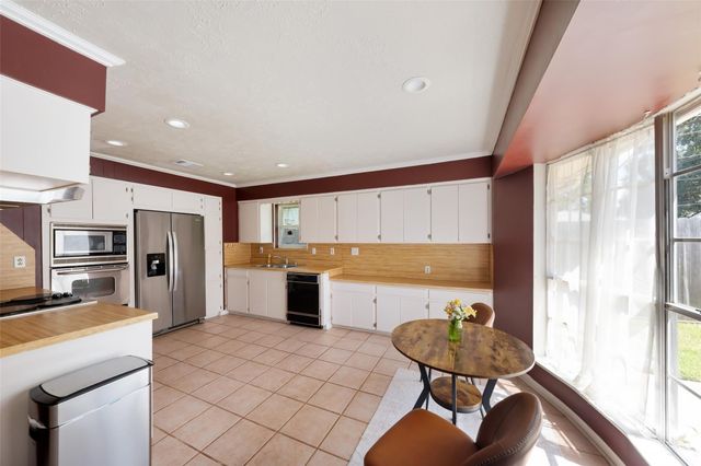 2111 Willow Boulevard, Pearland, TX 77581