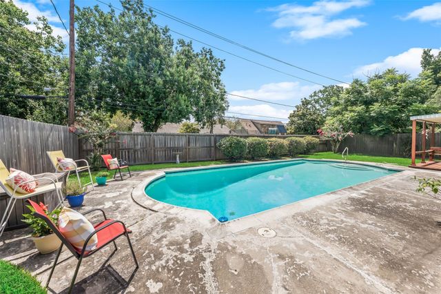2111 Willow Boulevard, Pearland, TX 77581