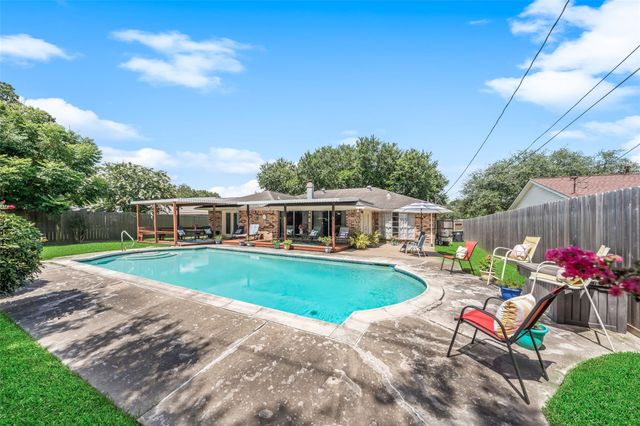 2111 Willow Boulevard, Pearland, TX 77581