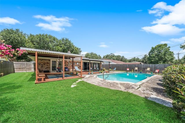 2111 Willow Boulevard, Pearland, TX 77581