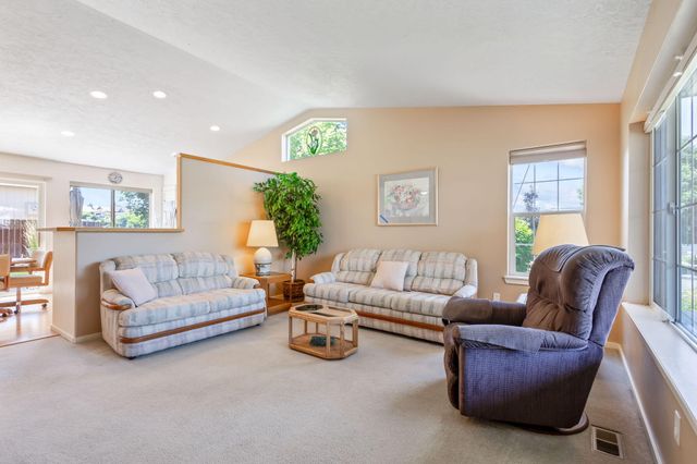 537 NE Marigold Street, Madras, OR 97741