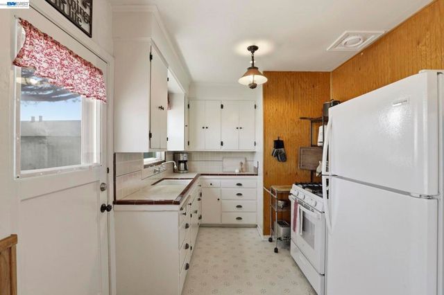 37340 Locust St, Newark, CA 94560