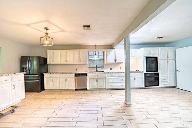 1107 Donna Kay Dr, Kerrville, TX 78028