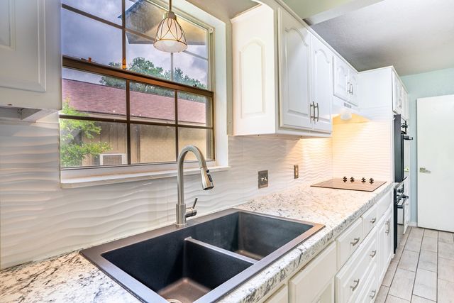 1107 Donna Kay Dr, Kerrville, TX 78028