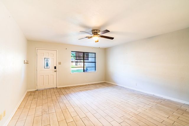 1107 Donna Kay Dr, Kerrville, TX 78028