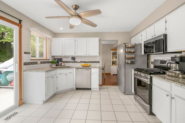 832 Fox Chase Drive, Round Lake Beach, IL 60073