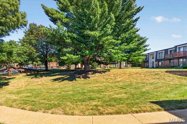 1143 Appleseed Lane D, Olivette, MO 63132